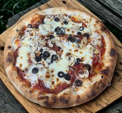 23. GENNARO (rajčinový základ, mozzarella, šunka, saláma ventricina, šampiňóny, olivy)