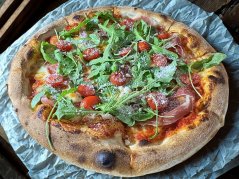 41. PARMIGIANO (rajčinový základ, mozzarella, prosciutto crudo,  cherry, rukola, parmezán)