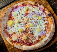 8. HAWAI (rajčinový základ, mozzarella, šunka, ananás)