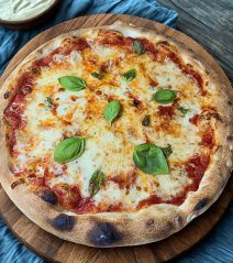 1.MARGHERITA (rajčinový základ, mozzarella fior di latte, bazalka, olivový olej)