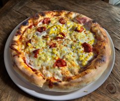 9. RIONERO (rajčinový základ, mozzarella, šunka, slanina, klobása, údený syr, kukurica)