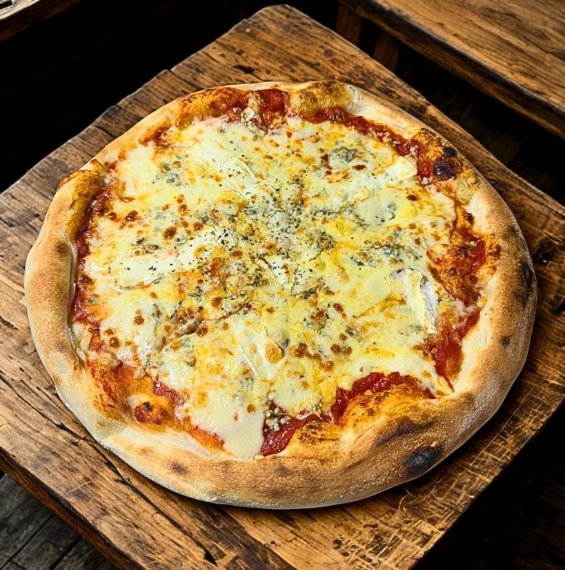 10. QUATTRO FORMAGGI (rajčinový základ, mozzarella, údený syr, niva, tav.syr)