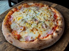 24. RABATIA (rajčinový základ, mozzarella, slanina, vajce, cibuľa )