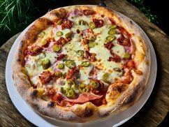 11. CHIPAS (rajčinový základ, mozzarella, šunka, klobása, jalapeňos )