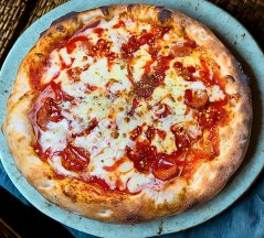 20. INFERNO (rajčinový základ, mozzarella, šunka, klobása, feferóny, chilli )