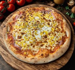 6. SOLE MIO (rajčinový základ, mozzarella, šunka, vajce, kukurica)