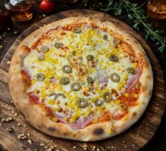 5. OLIVIO (rajčinový základ, mozzarella, šunka, olivy, kukurica)