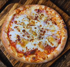 38. TALEGGIO (rajčinový základ, mozzarella, šunka, saláma napoli,  syr taleggio