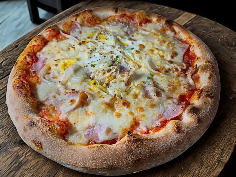 24. RABATIA (rajčinový základ, mozzarella, slanina, vajce, cibuľa )
