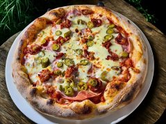 11. CHIPAS (rajčinový základ, mozzarella, šunka, klobása, jalapeňos )