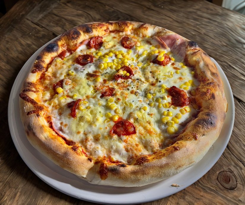 9. RIONERO (rajčinový základ, mozzarella, šunka, slanina, klobása, údený syr, kukurica)