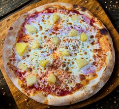 8. HAWAI (rajčinový základ, mozzarella, šunka, ananás)