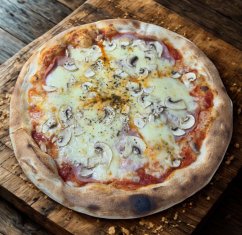 3.FUNGHI (rajčinový základ, mozzarella, šunka, šampiňony)