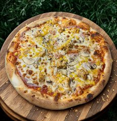 7. POLLO (rajčinový základ, mozzarella, kuracie mäso, šunka, kukurica, šampiňóny)