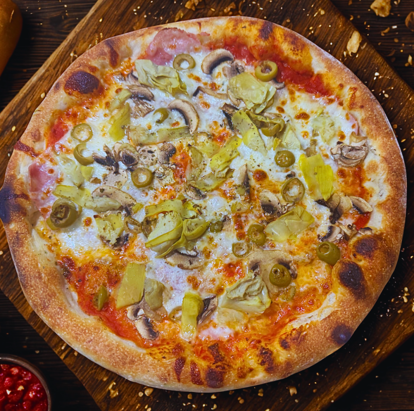 18. CAPRICCIOSA (rajčinový základ, mozzarella, šunka, olivy, šampiňóny, artičoky) 18. CAPRICCIOSA (rajčinový základ, mozzarella, šunka, olivy, šampiňóny, artičoky)