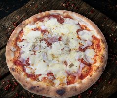 21. BAČOVSKÁ (rajčinový základ, mozzarella, slanina, klobása, bryndza, cibuľa)