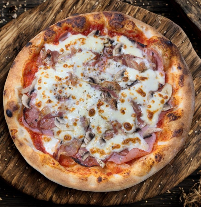 37. ALLORA (rajčinový základ, mozzarella, šunka, pancetta magretta, údeny syr, cibuľa )