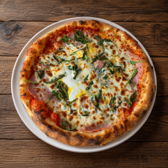 29. LAZIO (rajčinový základ, mozzarella, šunka, baby špenát, vajce )