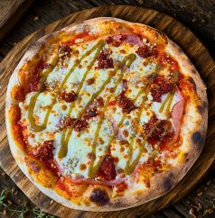 39. NDUJA (rajčinový základ, mozzarella, šunka, nduja picante, konopné chilli, niva