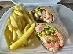 Zapečená tortilla s kuracím mäsom + hranolky