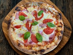 14. TRICOLORI  (rajčinový základ, mozzarella,šunka,rajčina, bazalka )