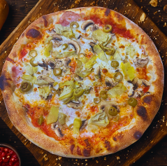 18. CAPRICCIOSA (rajčinový základ, mozzarella, šunka, olivy, šampiňóny, artičoky)