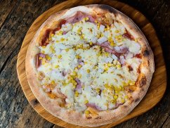 13. GAZDOVSKÁ (rajčinový základ, mozzarella, šunka, slanina, cibuľa, kukurica)