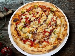 33. MENDOZA (rajčinový základ, mozzarella, kuracie mäso, feferóny, kapia, niva, bbq omáčka )