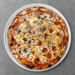 PARTY PIZZA č.8 _ 1/2 - mozzarella, šunka, klobása, kukurica 2/2 - mozzarella, šunka, šampiňóny, údený syr