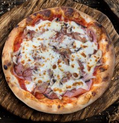 37. ALLORA (rajčinový základ, mozzarella, šunka, pancetta magretta, údeny syr, cibuľa )