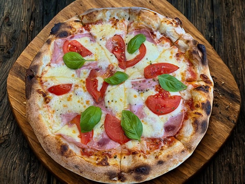 14. TRICOLORI (rajčinový základ, mozzarella, šunka, rajčina, bazalka ) 14. TRICOLORI (rajčinový základ, mozzarella, šunka, rajčina, bazalka )