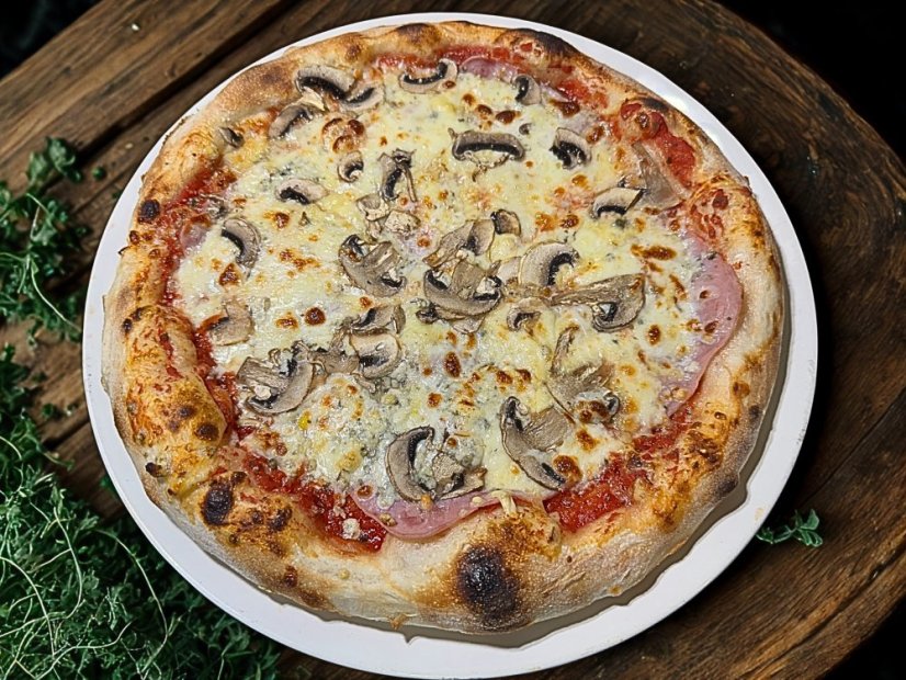 12. CARDINALE (rajčinový základ, mozzarella, šunka, šampiňóny, niva, údený syr)