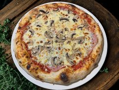 12. CARDINALE (rajčinový základ, mozzarella, šunka, šampiňóny, niva, údený syr)