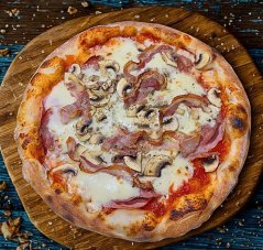 19. LORENZO (rajčinový základ, mozzarella, šunka, saláma napoli, šampiňóny, pancetta magretta)