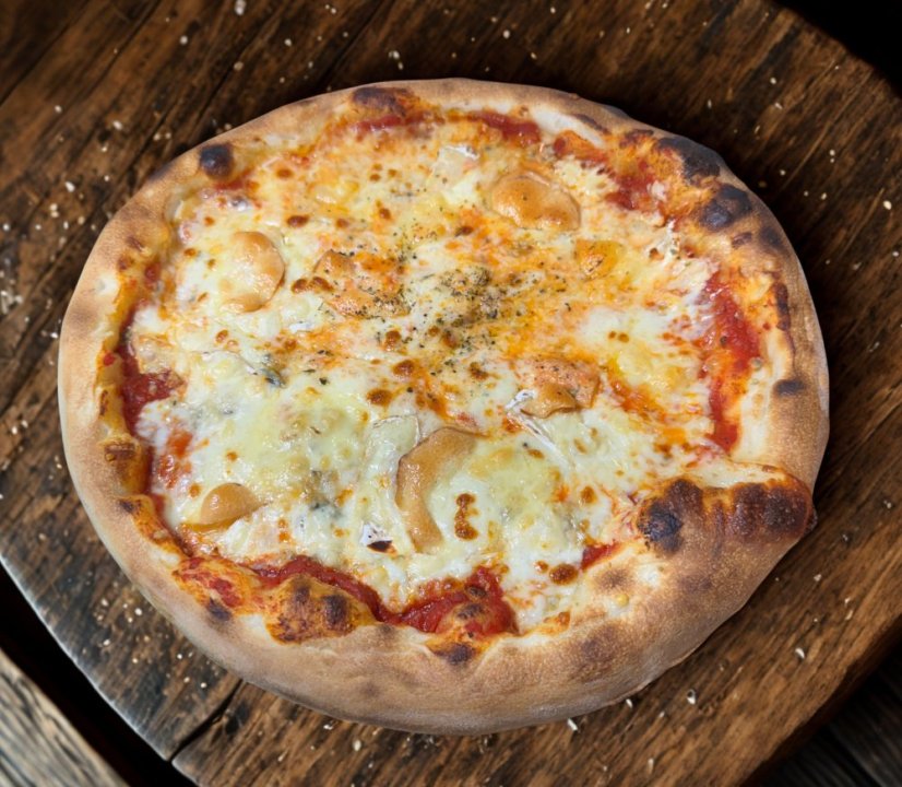 35. FORMAGGI DE LUXE (rajčinový základ, mozzarella, ementál, údený syr, niva, bambino, encián, cheddar) 35. FORMAGGI DE LUXE (rajčinový základ, mozzarella, ementál, údený syr, niva, bambino, encián, cheddar)